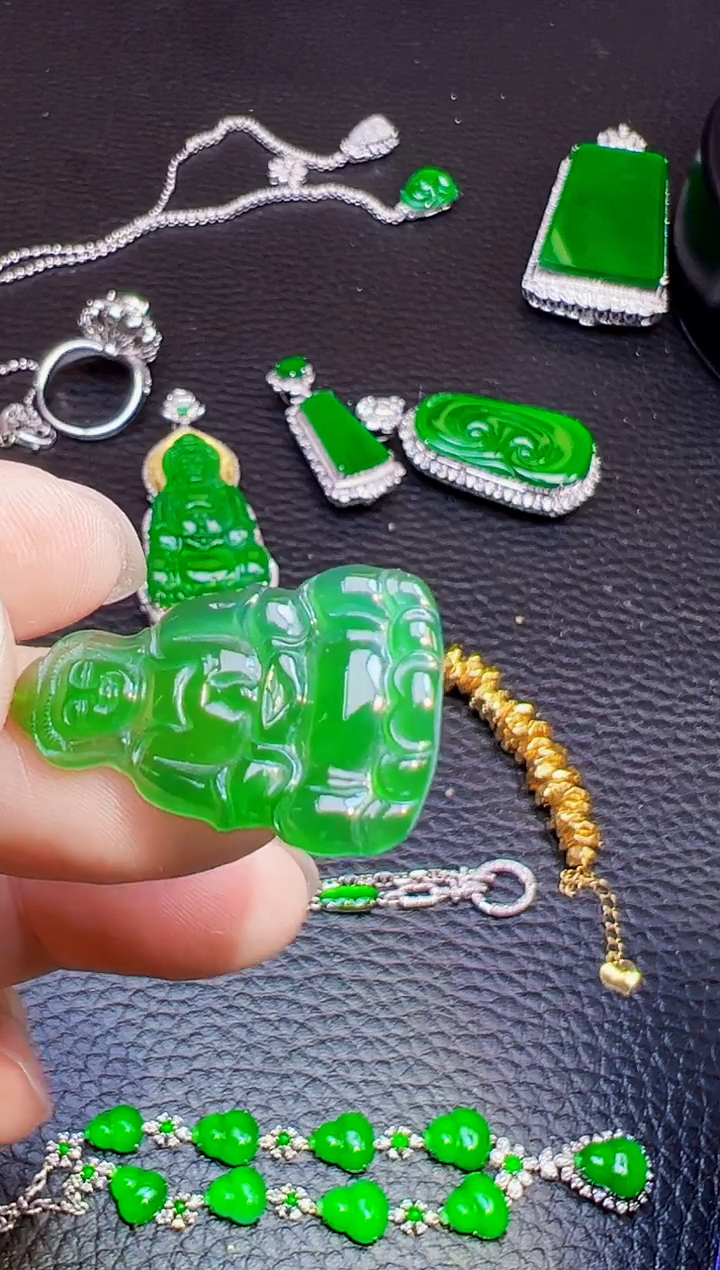 颈饰18K金镶嵌翡翠敏翡翠