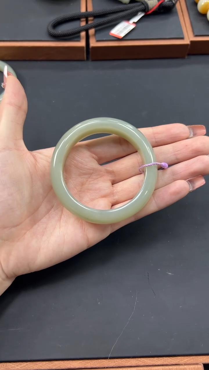 【闪购商品】和田玉手镯未镶嵌且末微色差近矿53手镯