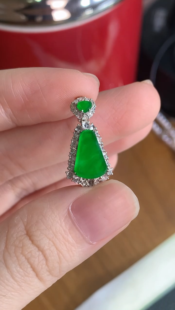 颈饰18K金镶嵌翡翠绿无事牌