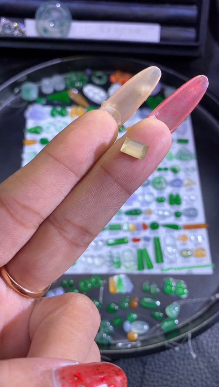 未镶嵌挂件翡翠切割