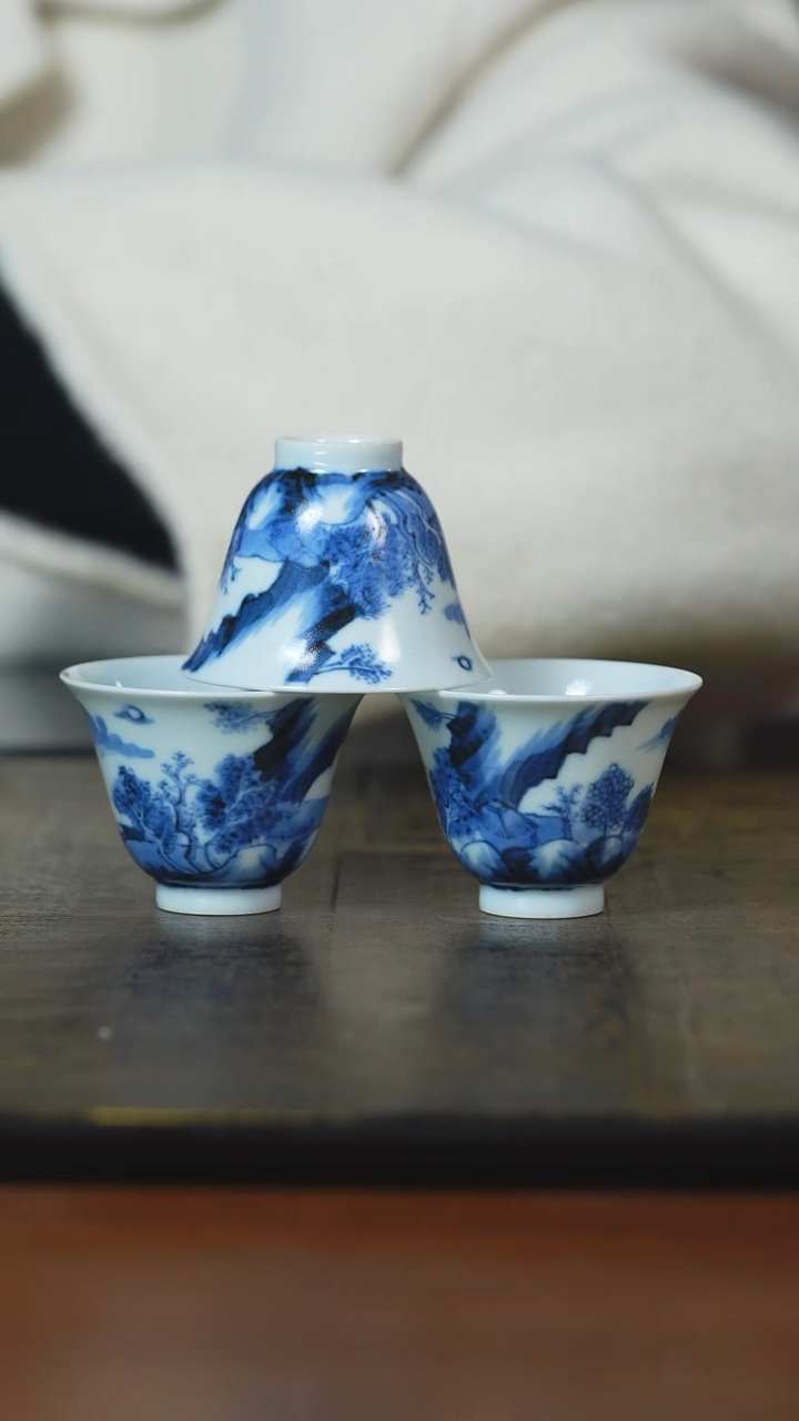 弥云斋青花山水马蹄杯