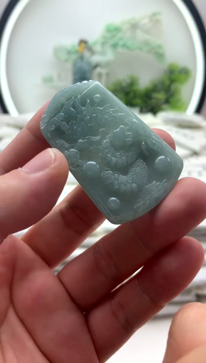 翡翠未镶嵌颈饰龙牌