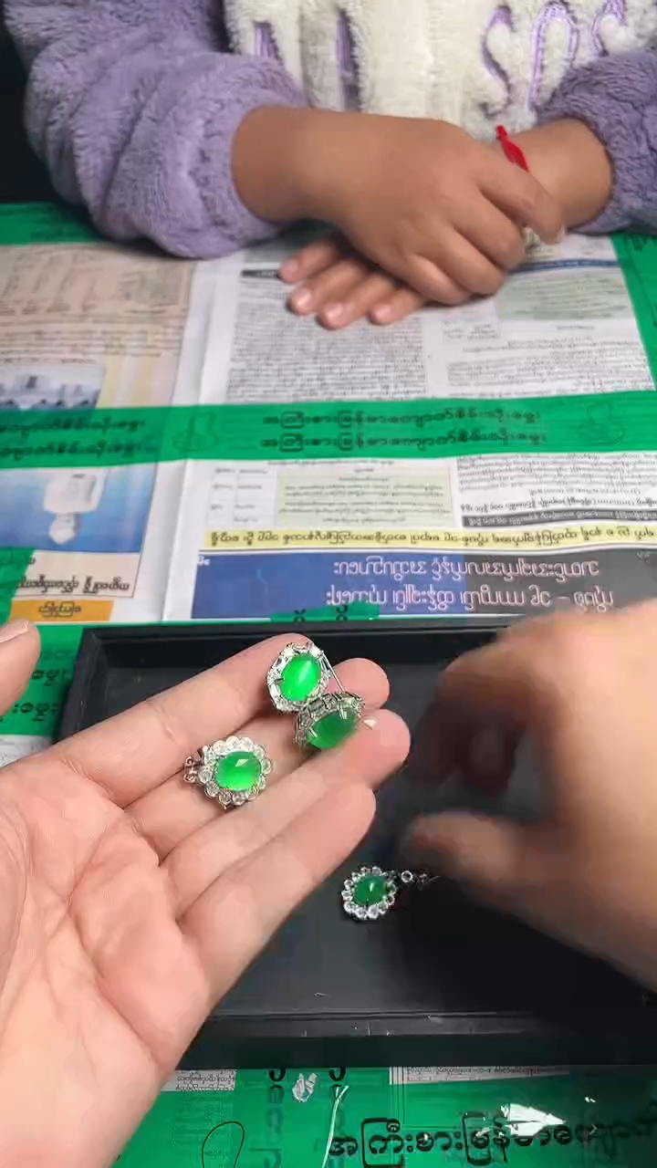 强子收货--所见即所得--多样性发货--A05绿色蛋面小耳钉