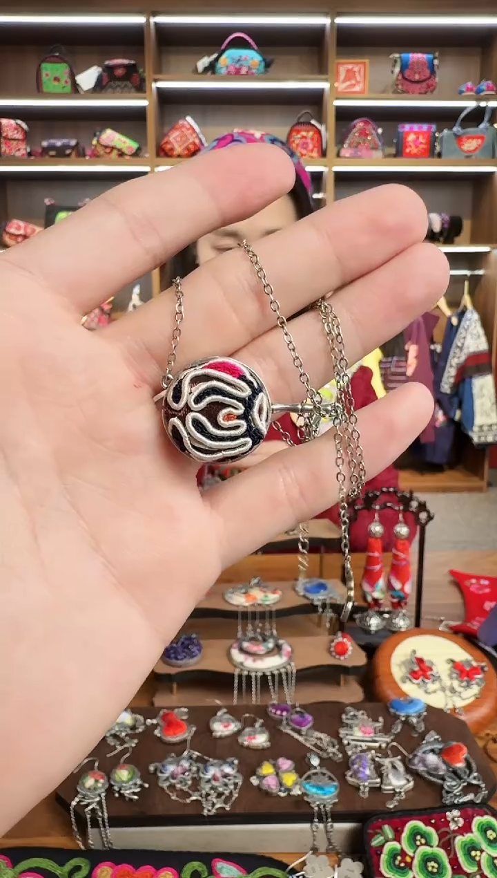 【闪购商品】织绣131蒙阿苏苗绣传承