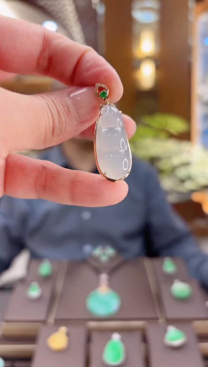 【闪购商品】翡翠吊坠(赠链)18K金镶嵌四季豆吊坠