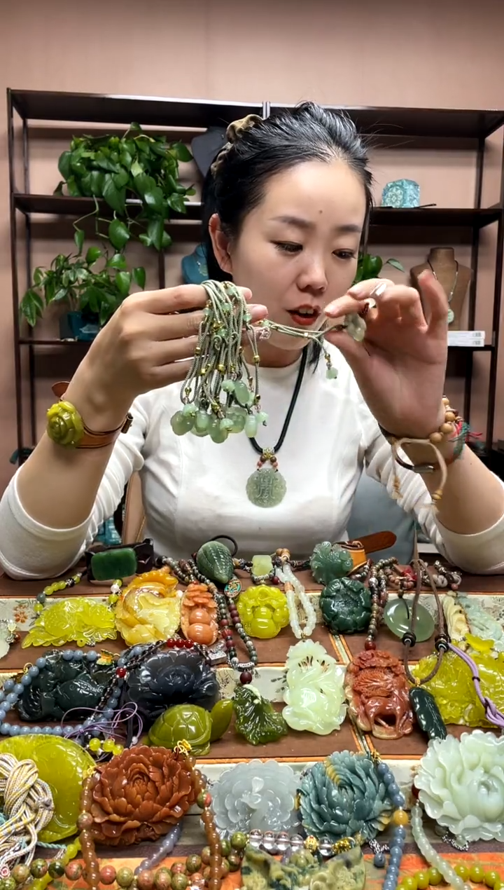 未镶嵌岫玉颈饰多样性发货发其中之一
