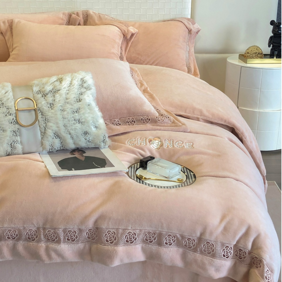 微瑕 新款 轻奢镂空（宝兰）简约秋冬保暖绣花牛奶绒四件套！