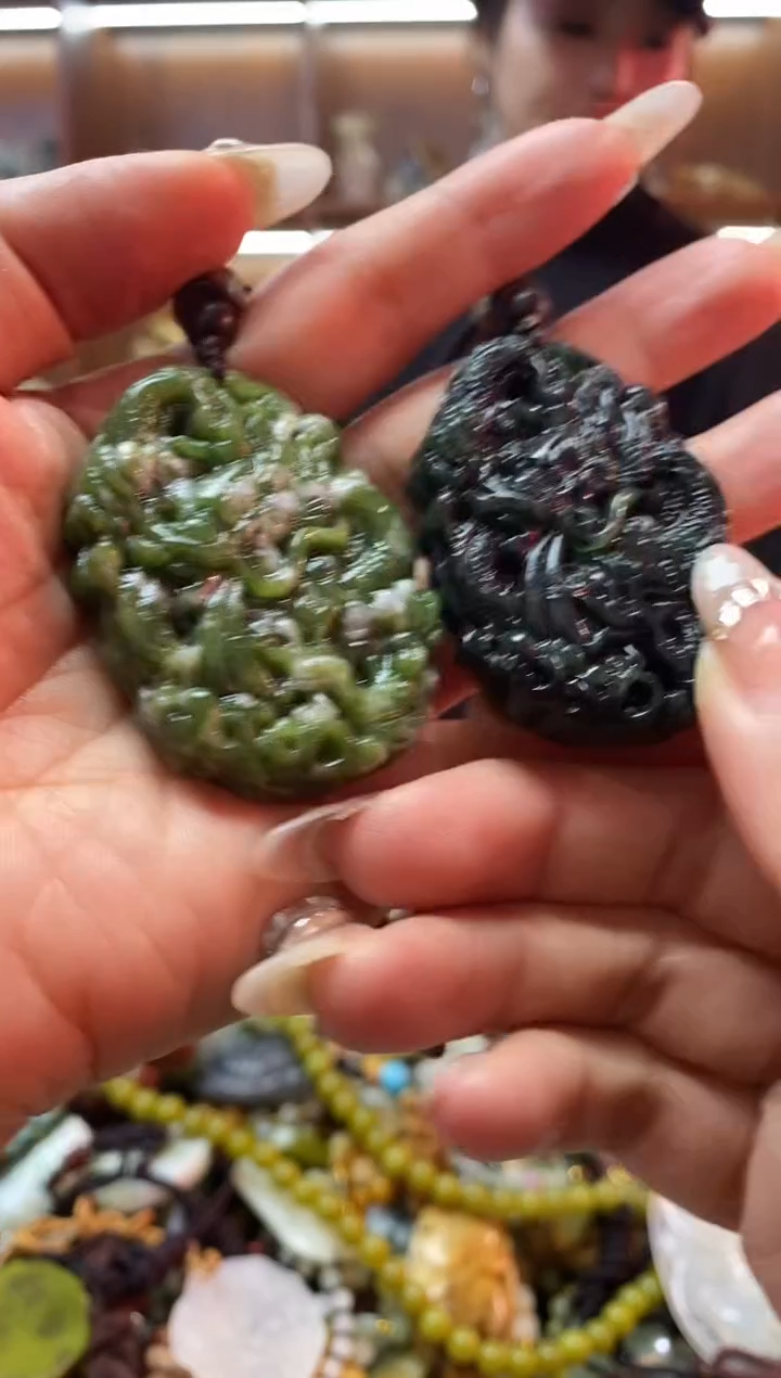 未镶嵌蛇纹石玉吊坠拍一发二