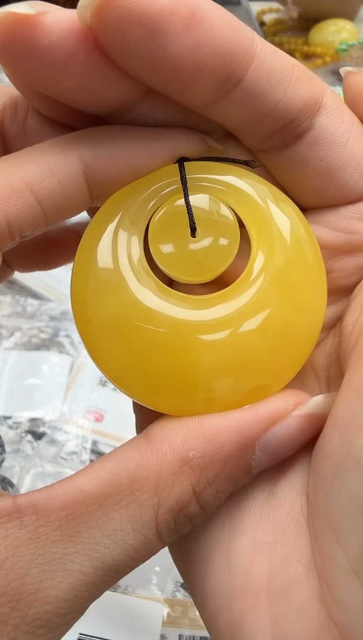 未镶嵌琥珀裸石如图