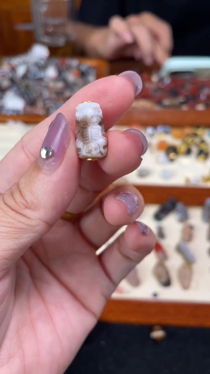 玛瑙/玉髓颈饰18K金镶嵌110万物生