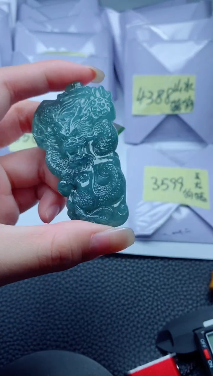 翡翠未镶嵌颈饰           