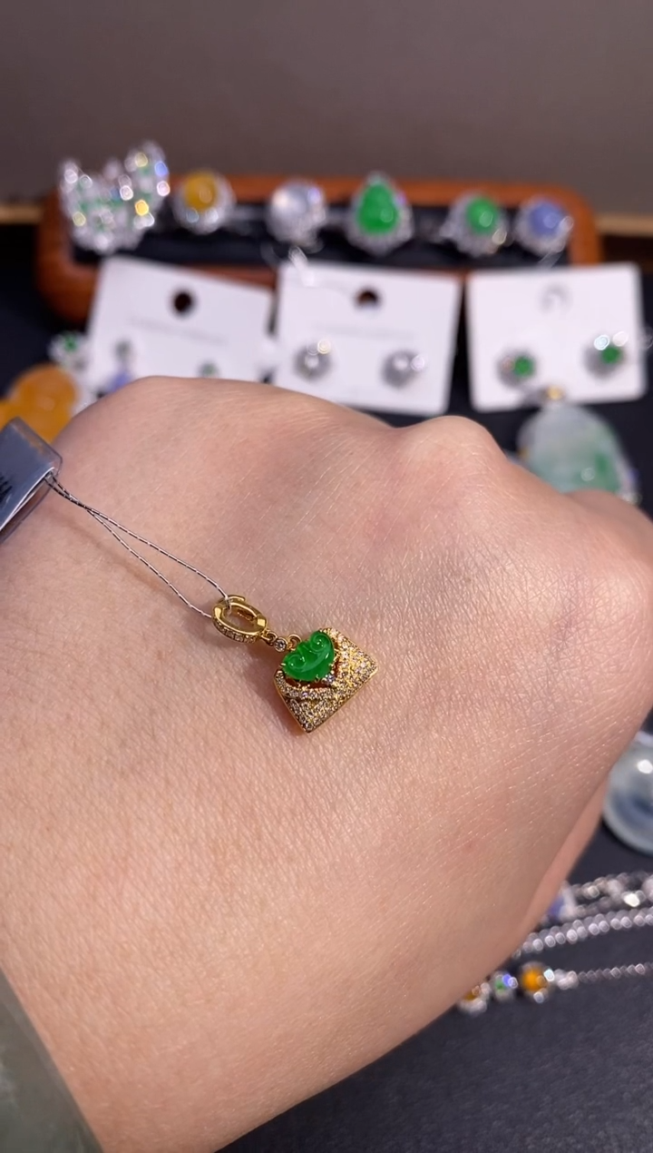 【闪购商品】翡翠颈饰18K金镶嵌吊坠