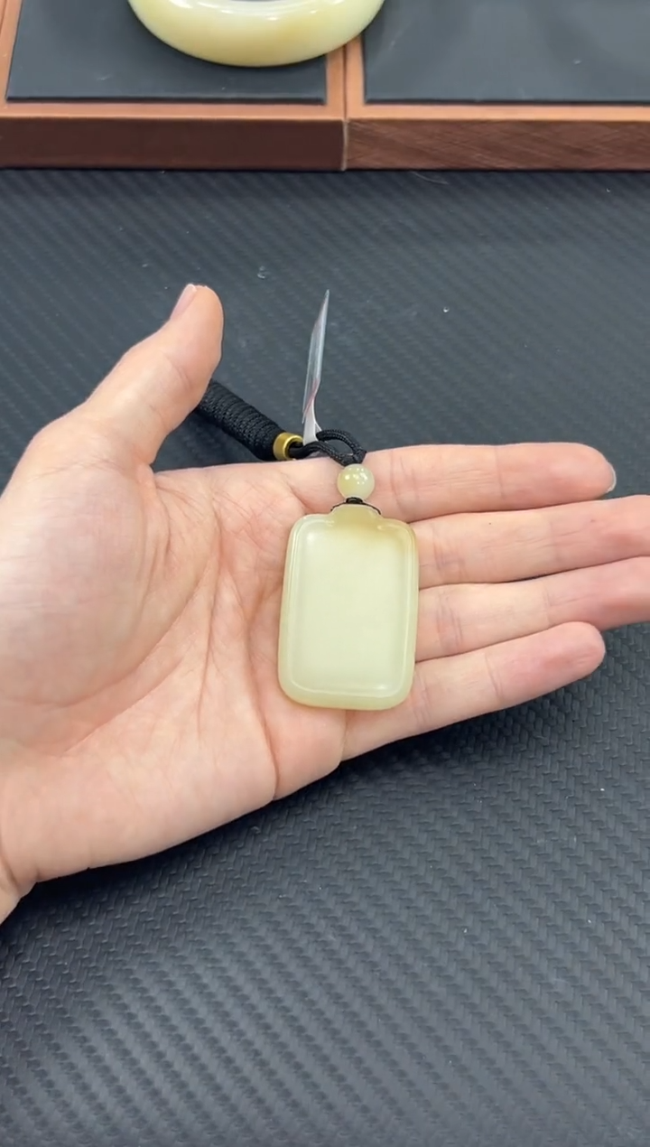 【闪购商品】和田玉吊坠(赠链)未镶嵌且末金山微色差吊坠