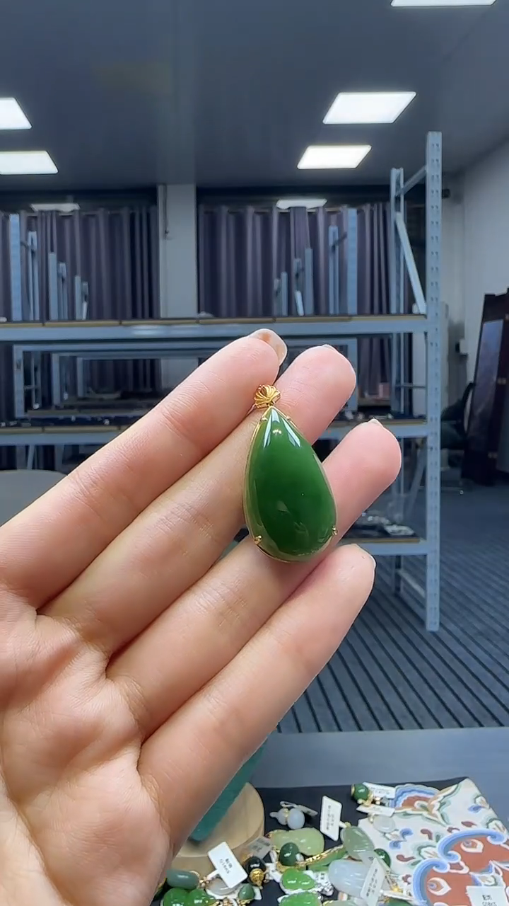 18K金镶嵌和田玉挂件1