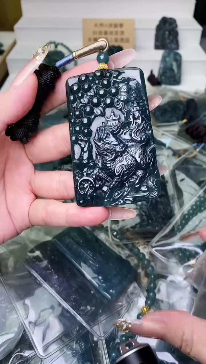 颈饰未镶嵌翡翠 