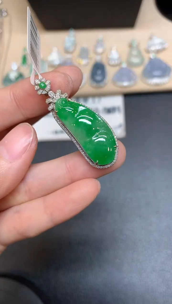 【闪购商品】翡翠吊坠(不含链)18K金镶嵌福豆【无服务费