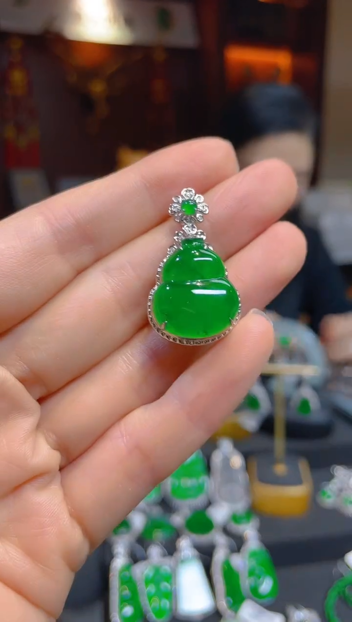 【闪购商品】翡翠颈饰18K金镶嵌114759天然A货翡翠葫芦吊坠
