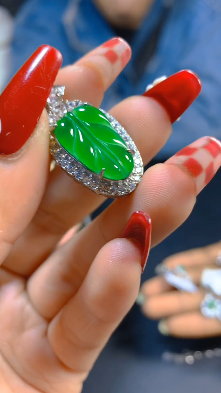 【闪购商品】翡翠吊坠(赠链)未镶嵌0514926811多样性发一