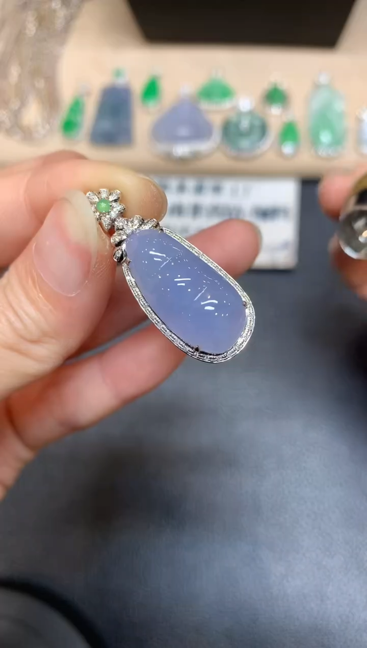 【闪购商品】翡翠颈饰18K金镶嵌福豆【无服务费