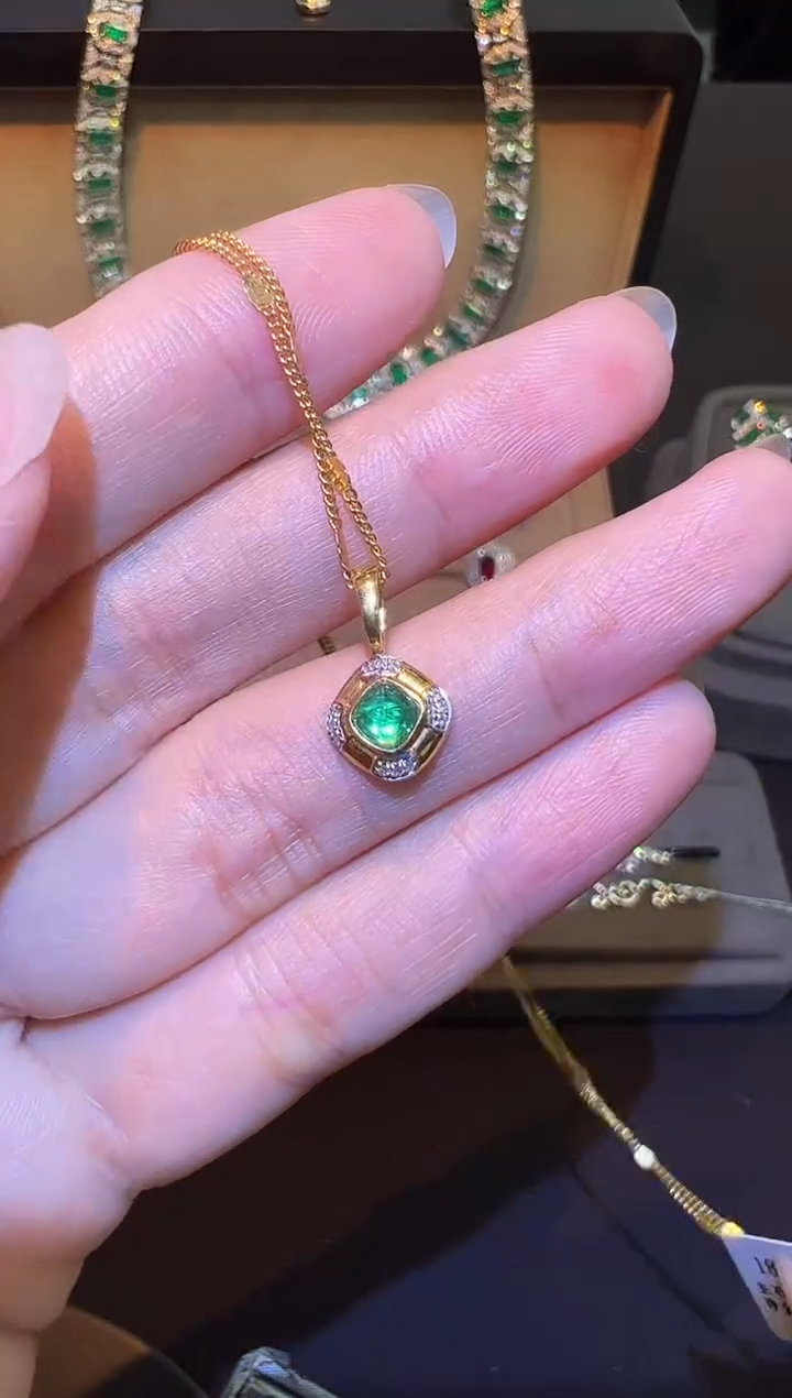 颈饰18K金镶嵌祖母绿潘杰希尔