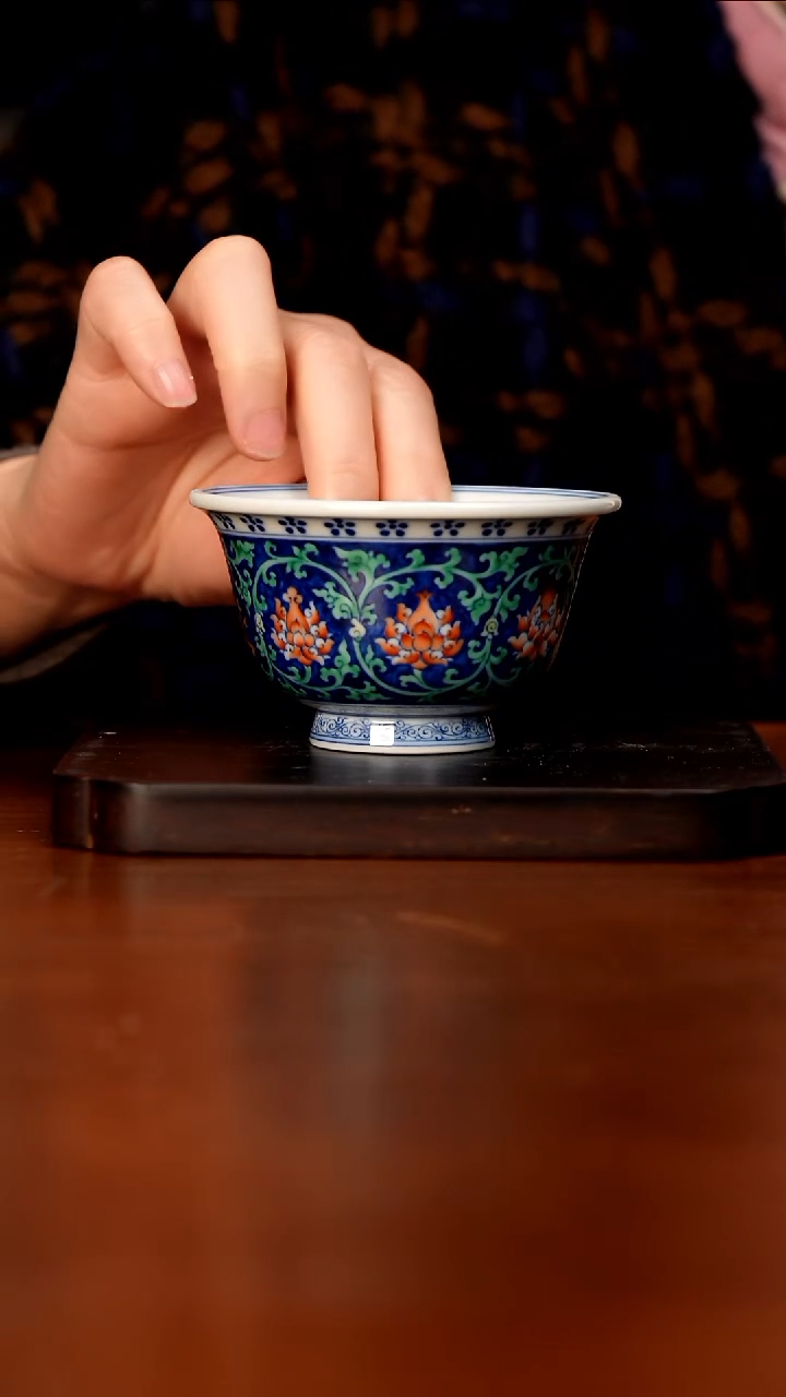 手绘陶瓷青花斗彩杯子