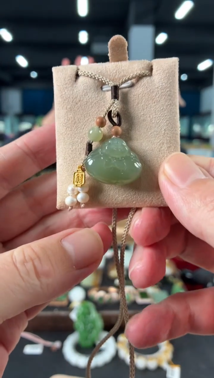 颈饰未镶嵌和田玉吊坠