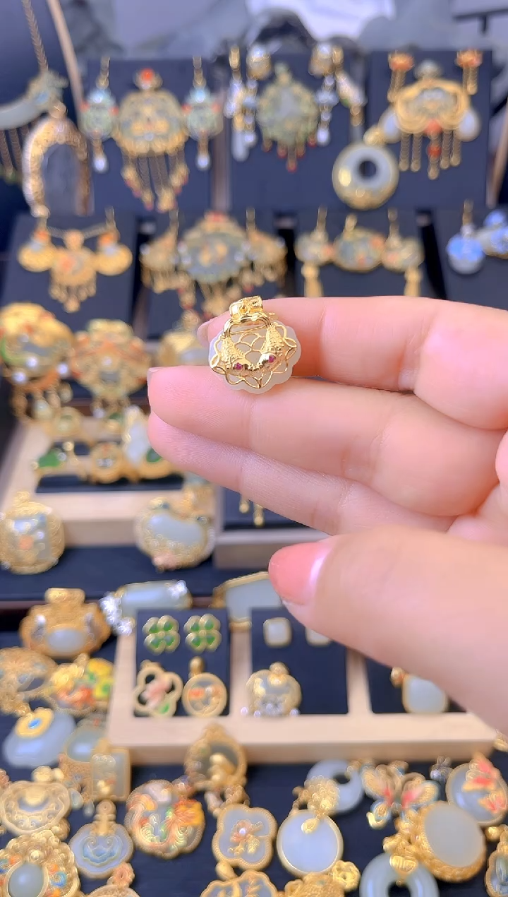 【闪购商品】和田玉吊坠银S925镀金镶嵌双鱼如意锁吊坠