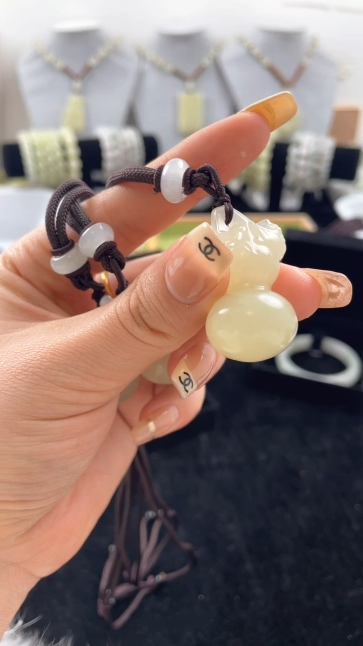 【闪购商品】和田玉吊坠(赠链)未镶嵌天然和田玉葫芦吊坠