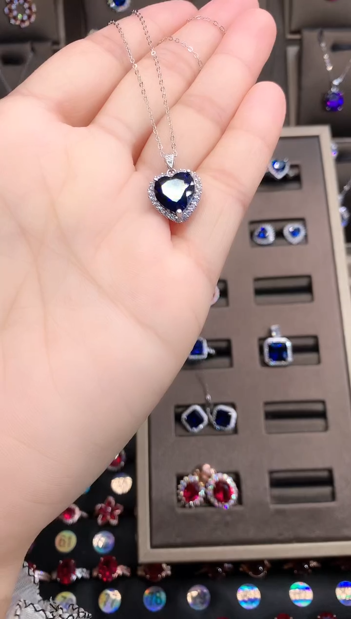 【闪购商品】蓝宝石吊坠(赠链)银S925镶嵌银色