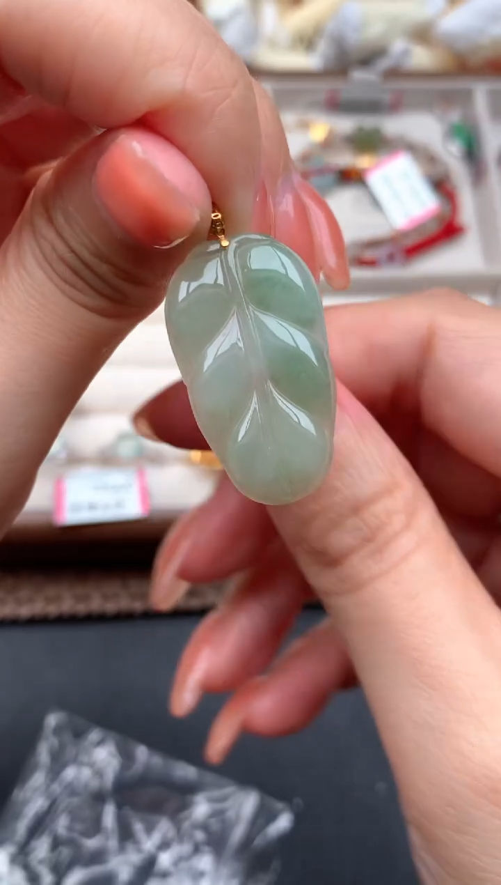 18K金镶嵌挂件翡翠1