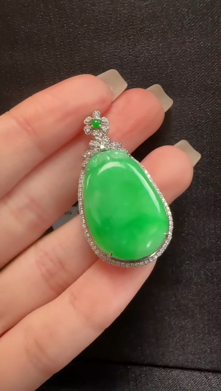 【闪购商品】翡翠颈饰18K金镶嵌89福瓜