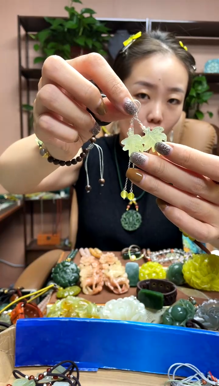 银S925镶嵌岫玉耳饰·