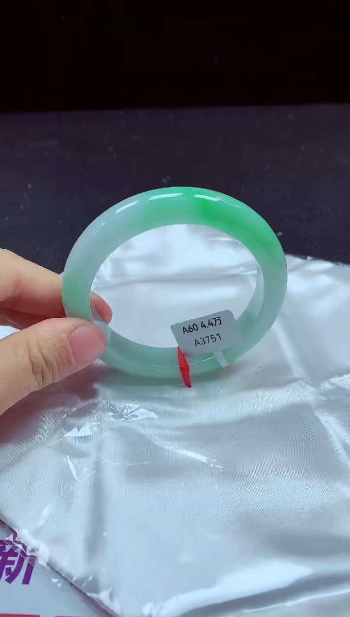 【闪购商品】翡翠手镯未镶嵌镯子60+