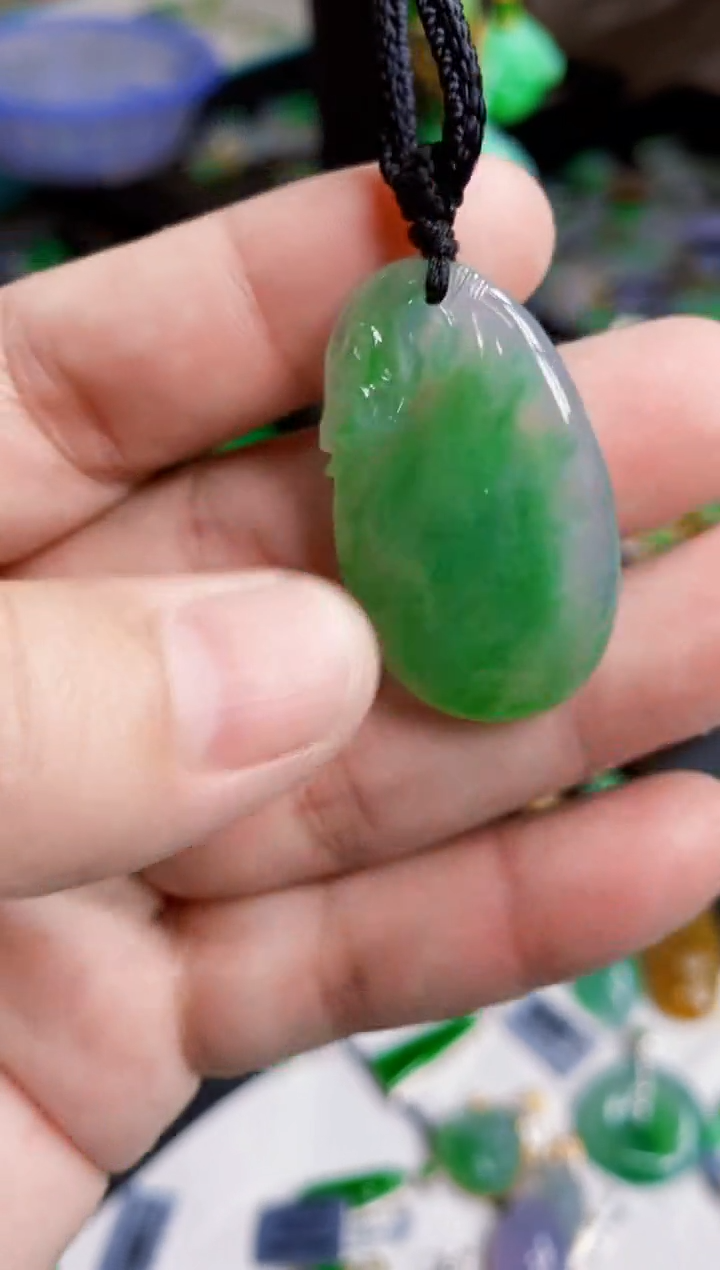 翡翠18K金镶嵌颈饰吊坠