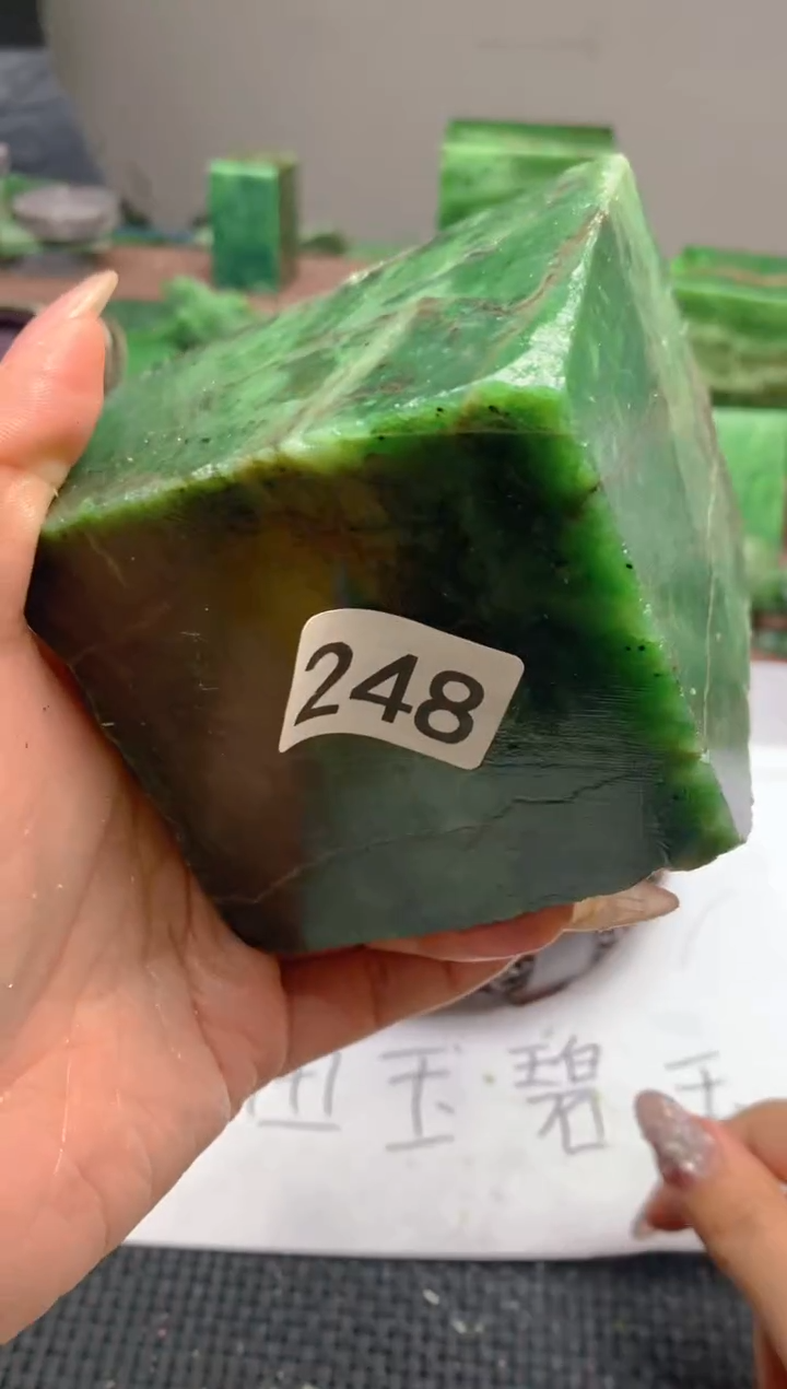 和田玉（碧玉）未镶嵌珠宝半成品1