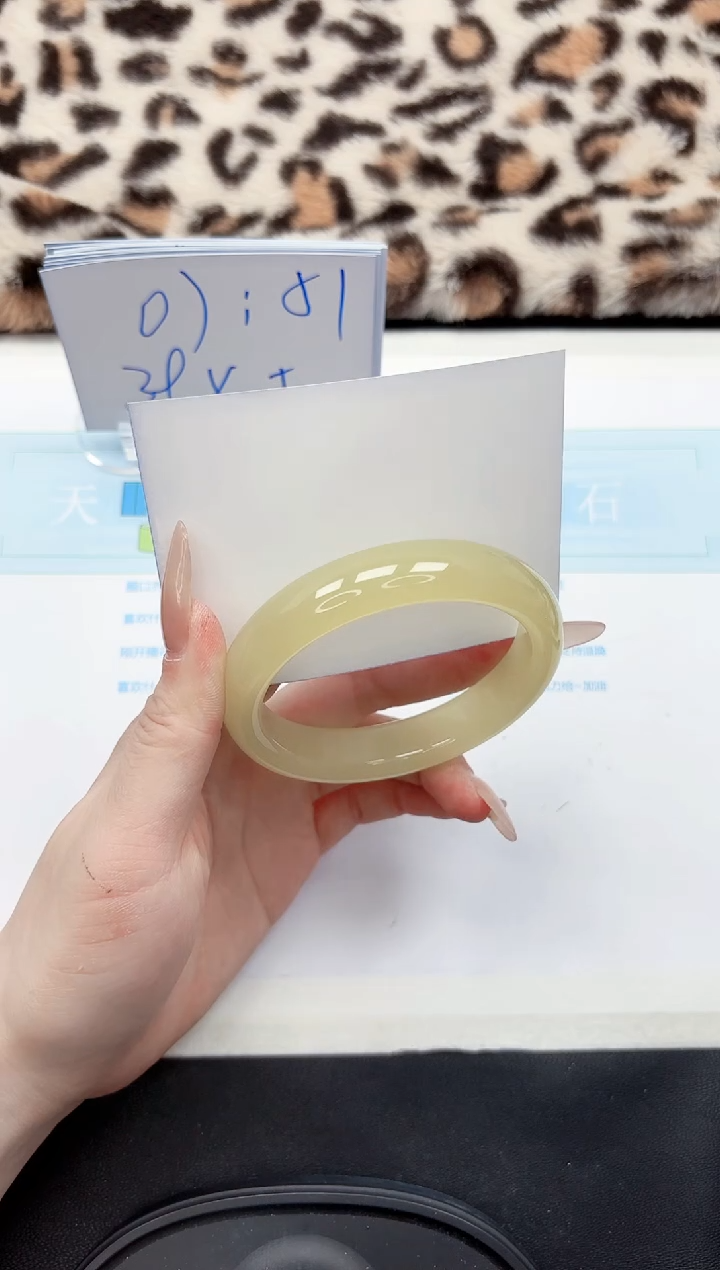 【闪购商品】石英质玉手镯未镶嵌250-60.4