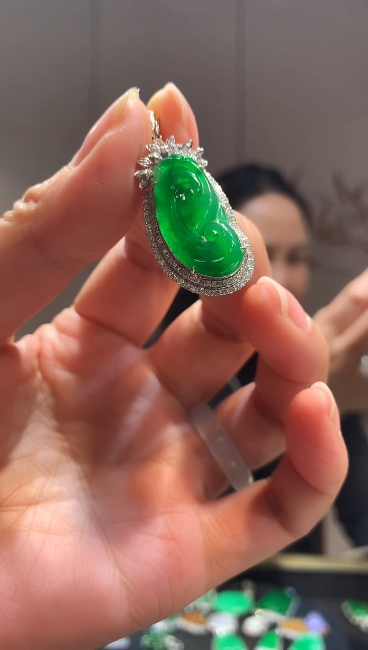 【闪购商品】翡翠吊坠(不含链)18K金镶嵌如意