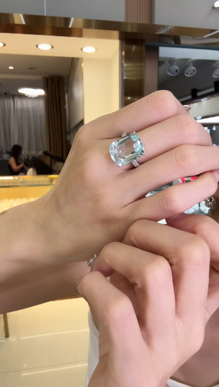 铂Pt950镶嵌戒指海蓝宝石10ct
