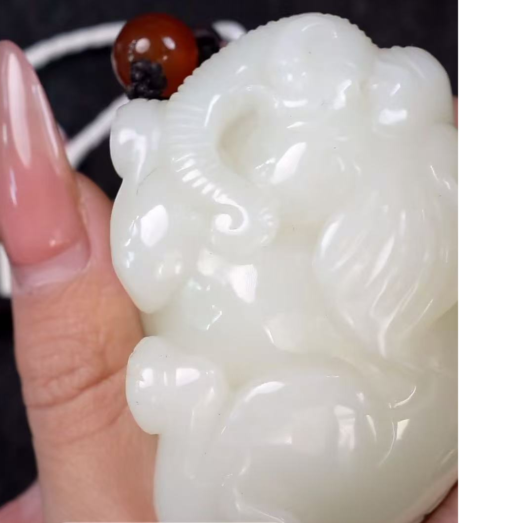 清代和田玉太平有象把件