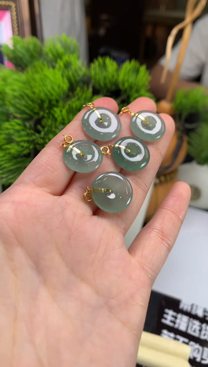 颈饰18K金镶嵌翡翠---116843多样性发其一