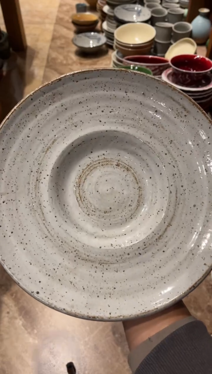 【闪购商品】瓷片261粗陶白麻点草帽菜盘1个