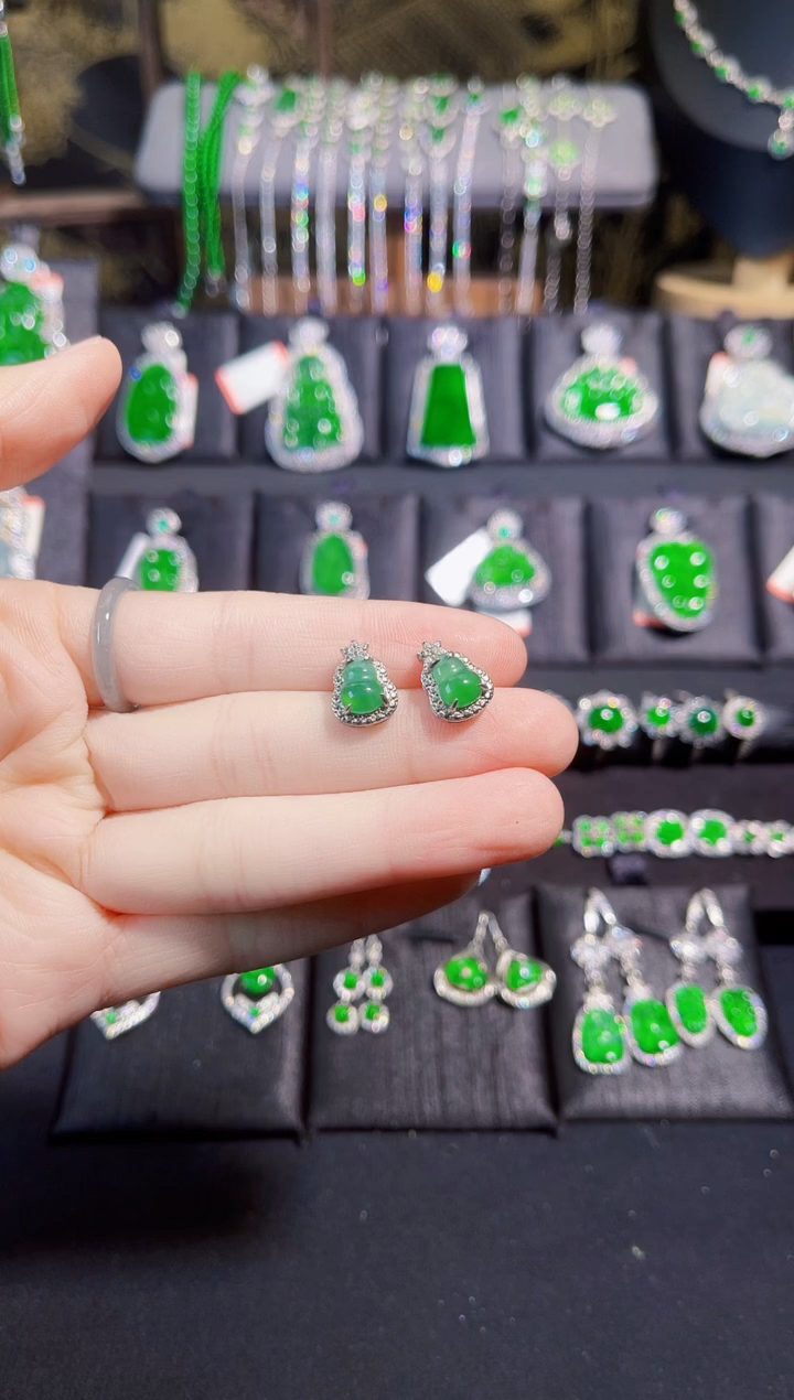 【闪购商品】翡翠颈饰未镶嵌耳钉