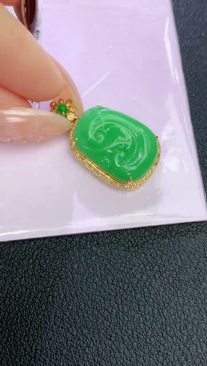 颈饰18K金镶嵌翡翠赠礼盒证书 麦麦