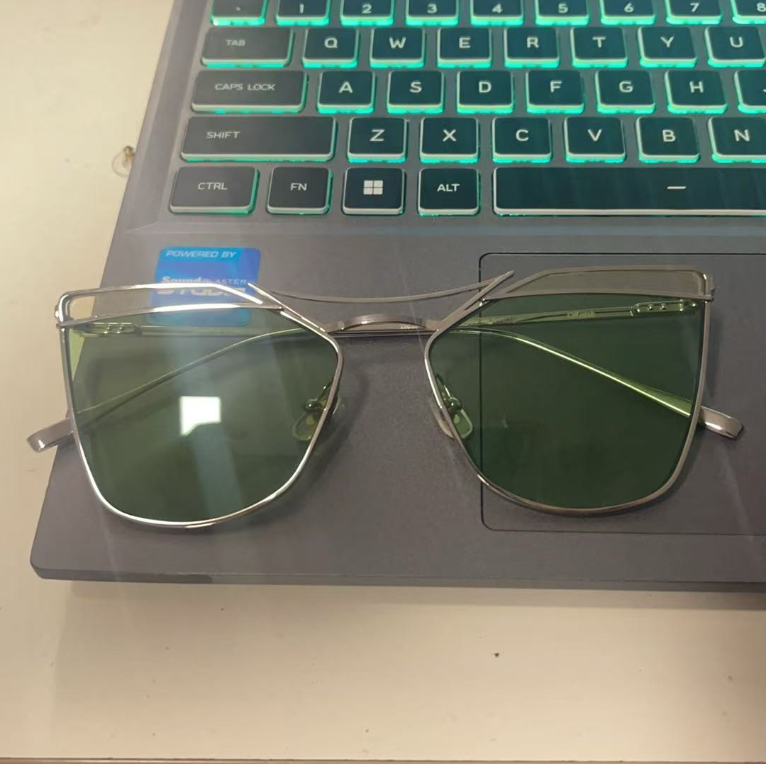 一个简简单单的墨镜