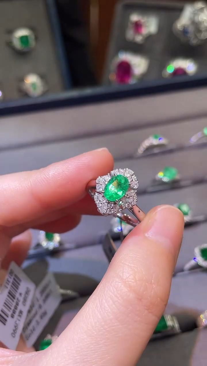 【闪购商品】祖母绿戒指18K金镶嵌0.69ct/两用款