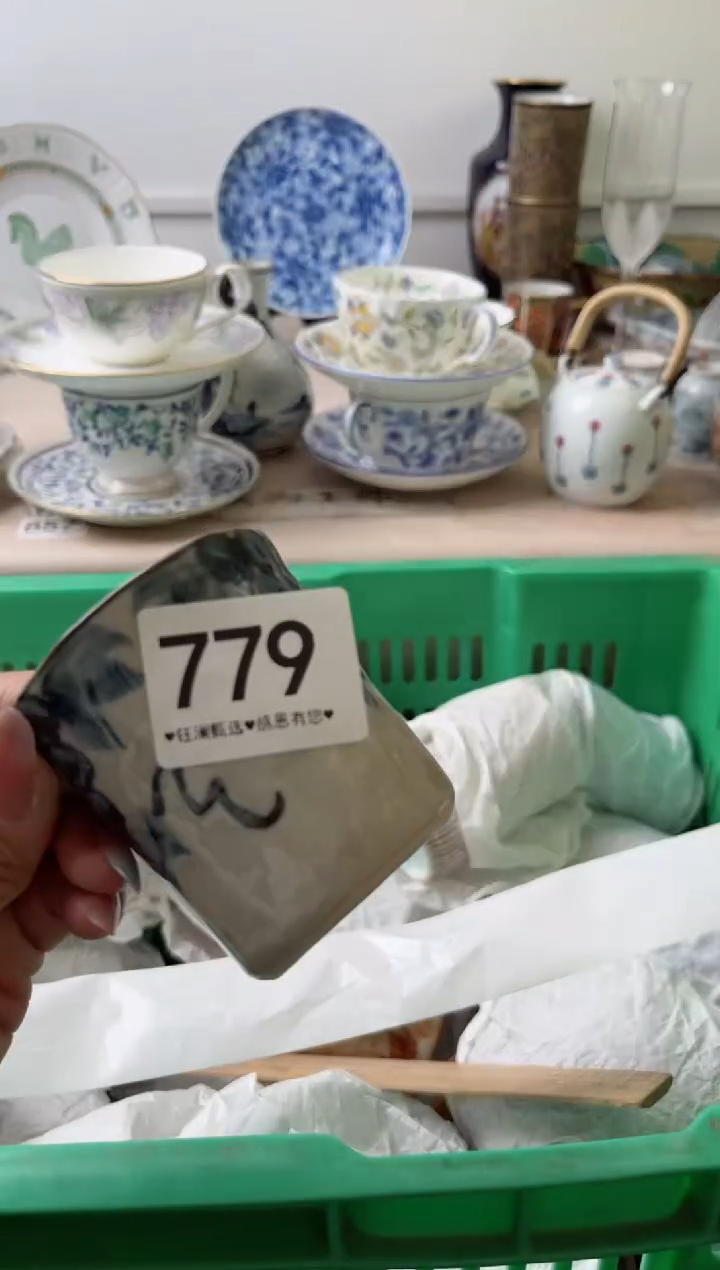 瓷片人**菊779          