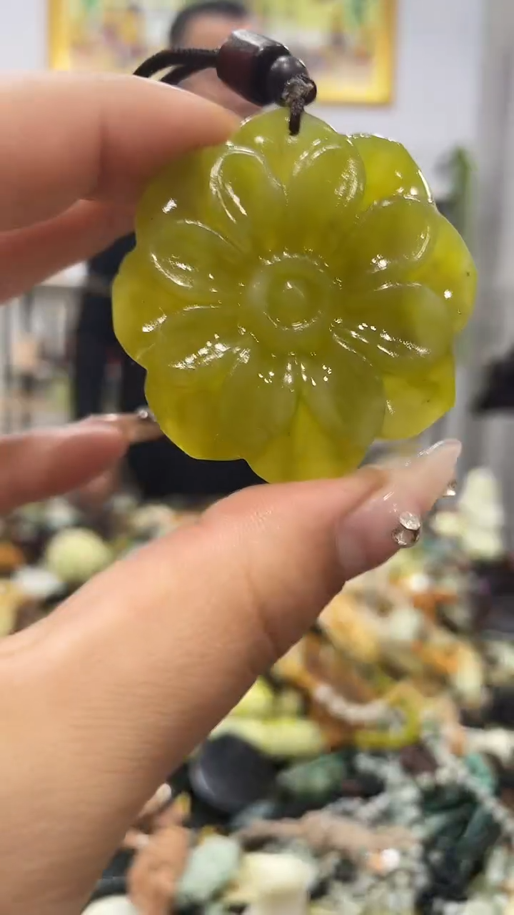 未镶嵌蛇纹石玉颈饰 