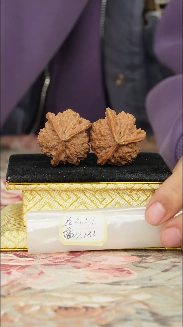 【闪购商品】文玩核桃把件盘山三棱