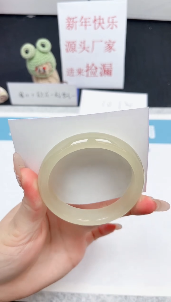 【闪购商品】石英质玉手镯未镶嵌220-56.7