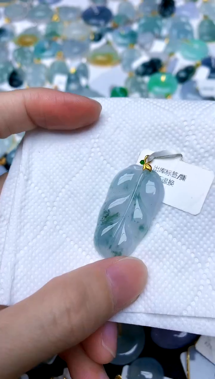 颈饰18K金镶嵌翡翠天然A货翡翠